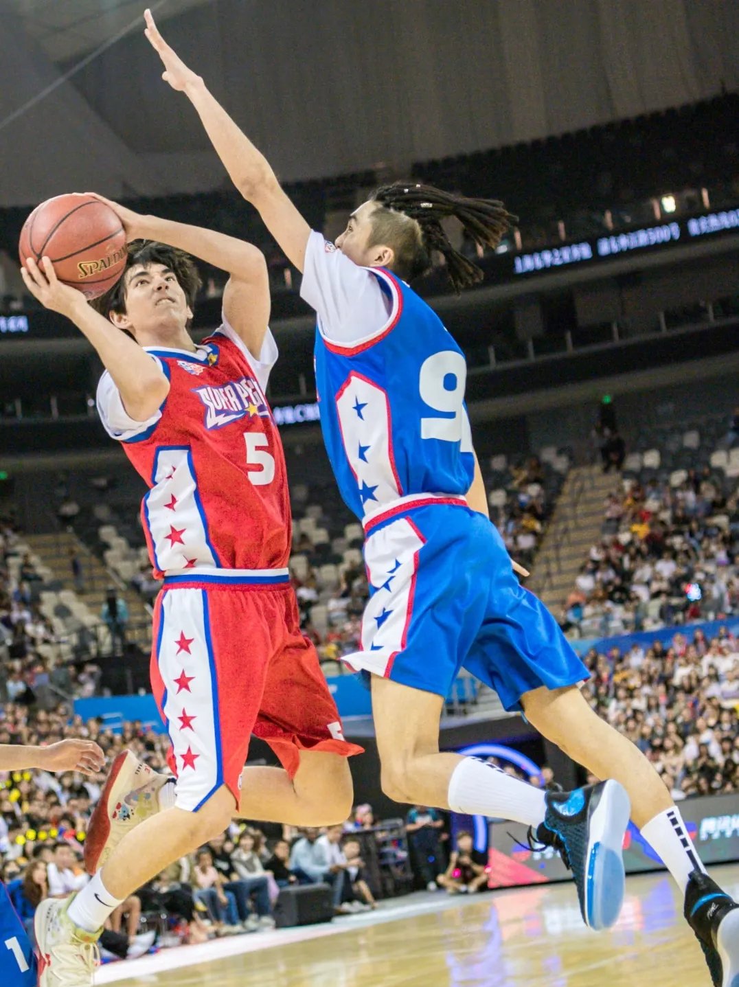 爱游戏在线登录-精彩对抗！球员们全力冲刺，场上火药味十足的简单介绍