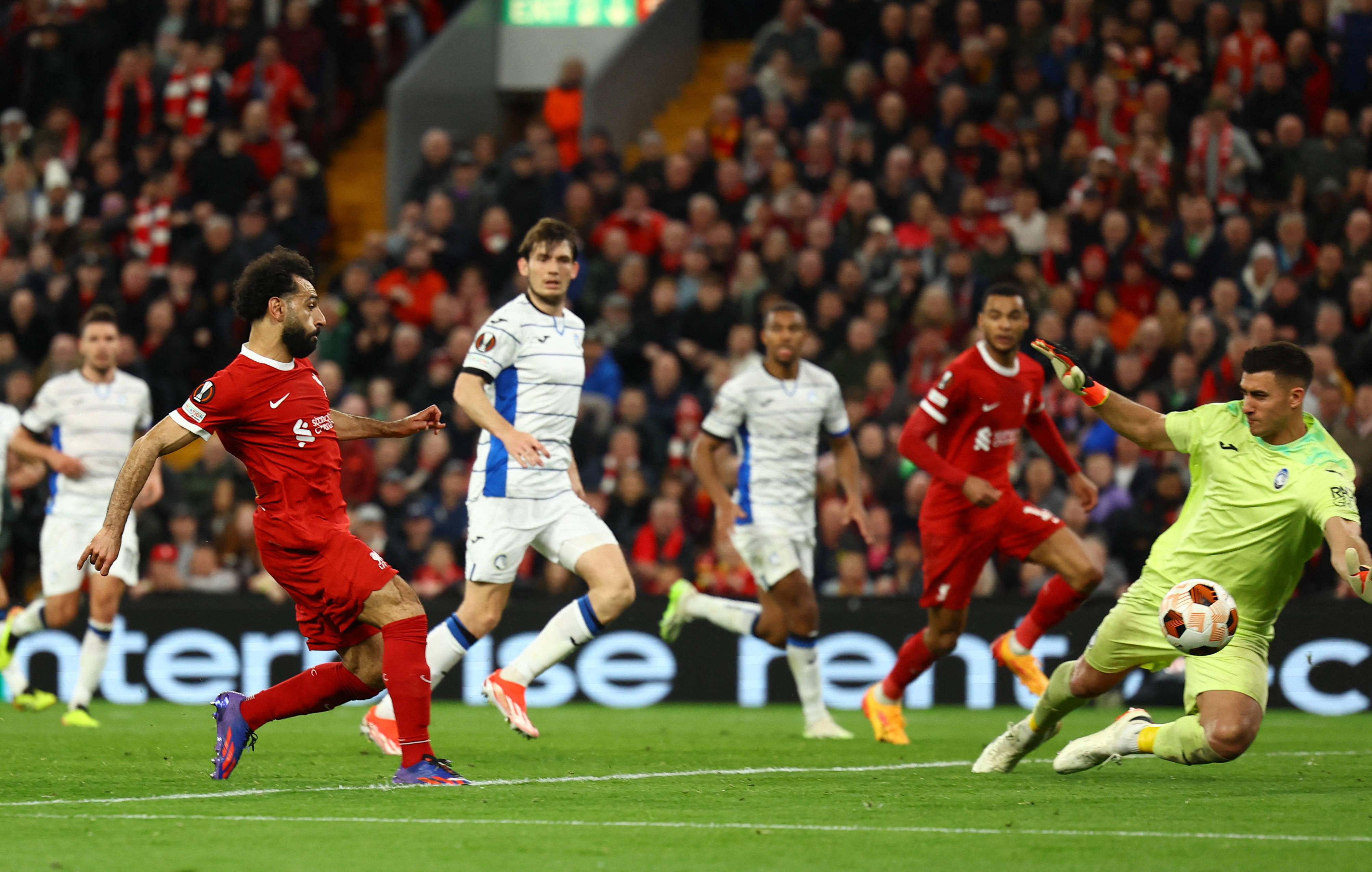 包含利物浦在最新欧洲足球竞赛中获得耀眼的胜利的词条