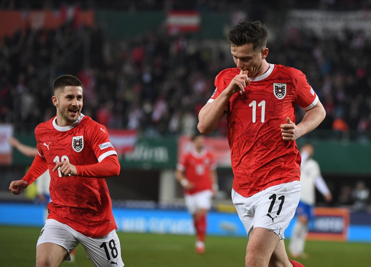 塞尔维亚国脚在友谊赛中射门成功