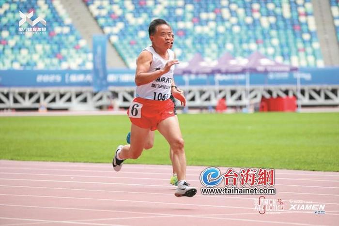 包含新加坡田径选手坚持不懈最终称王的词条