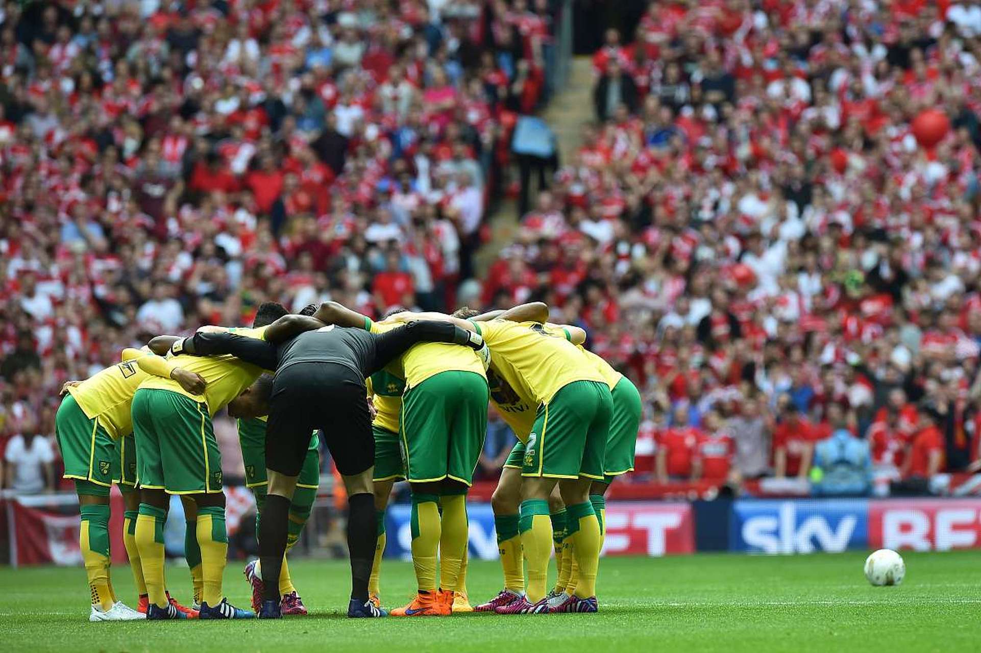 爱游戏登录-关于同性别足球比赛中，两队激烈对抗的信息