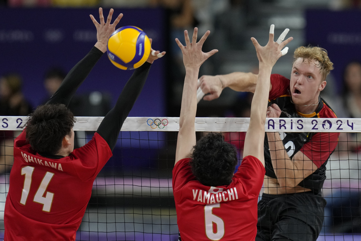 爱游戏官网入口-战术布局巧妙，比赛中双方球队展现出色战术