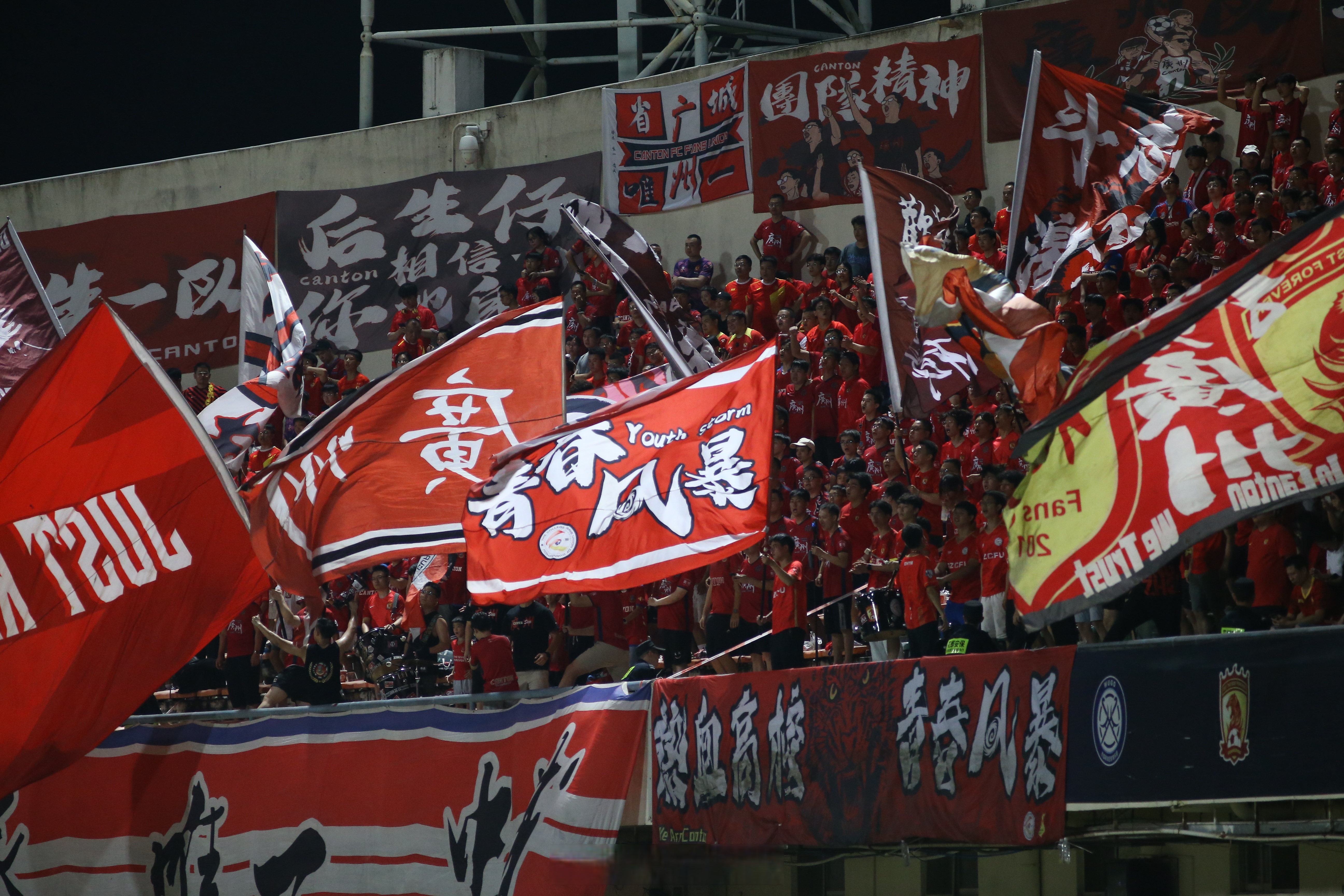 爱游戏网页版-包含紧张比赛落幕，球队成功捍卫主场荣誉的词条