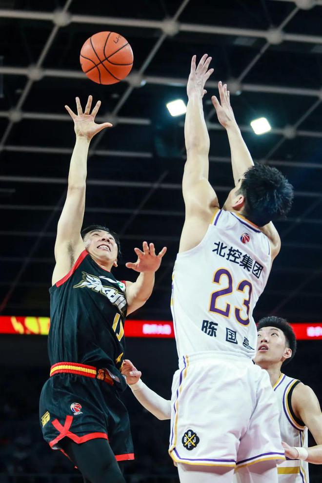 深圳队惊险击败湖南男篮,勇夺胜利的简单介绍 深圳队惊险击败湖南男篮,勇夺胜利的简单介绍