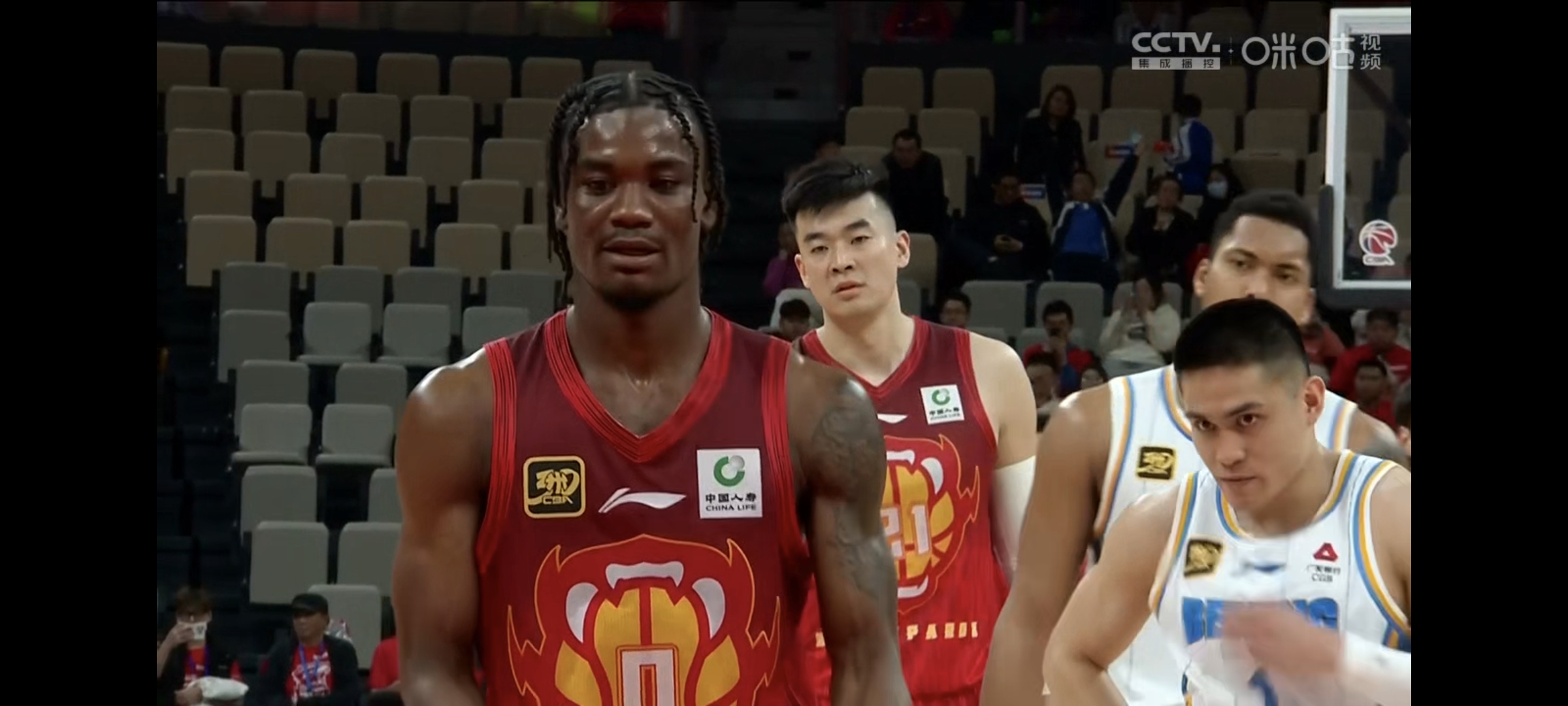 深圳队惊险击败湖南男篮,勇夺胜利的简单介绍 深圳队惊险击败湖南男篮,勇夺胜利的简单介绍