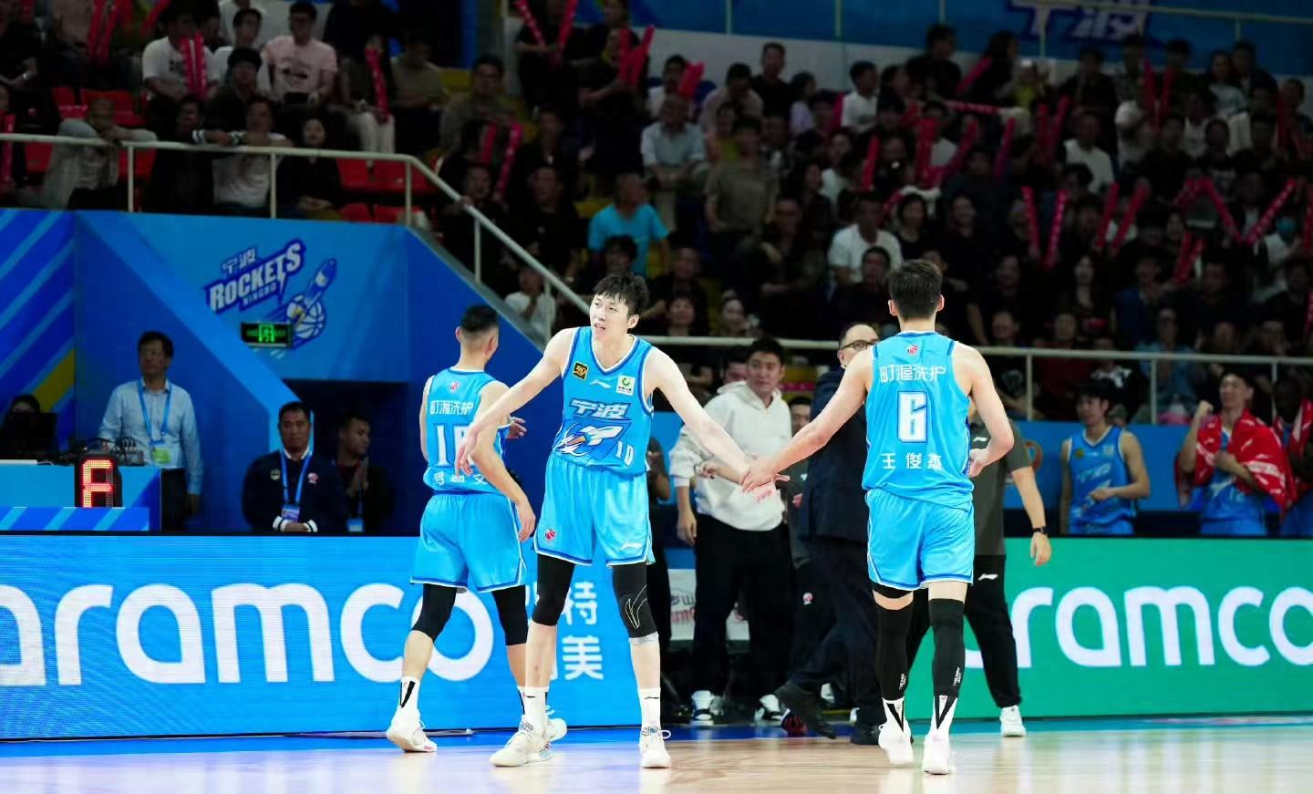 爱游戏登录-篮球赛季精彩收官，球迷为优胜球队欢呼