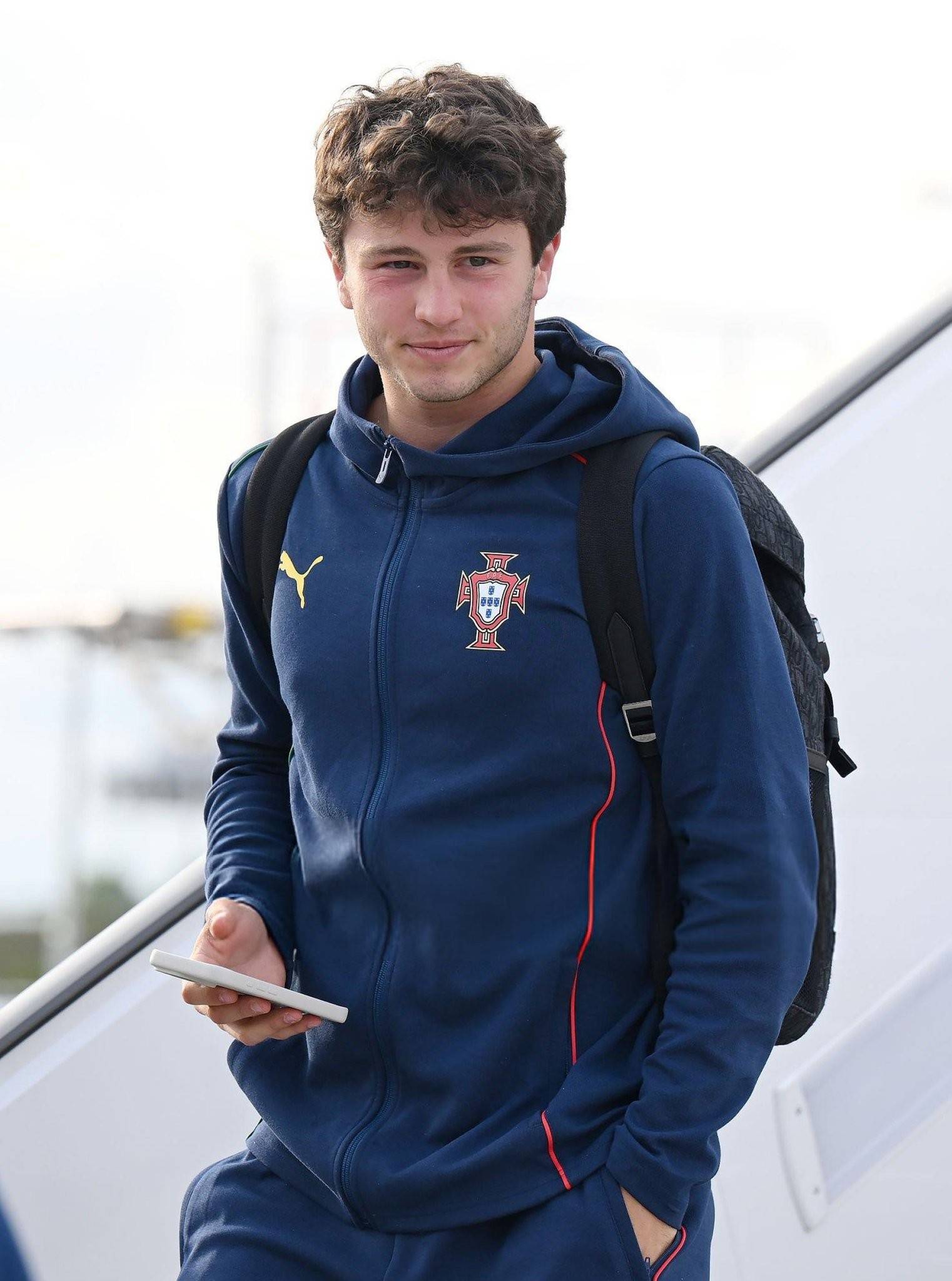 爱游戏体育官网-欧国联半决赛战况激烈，球迷欢呼雀跃的简单介绍