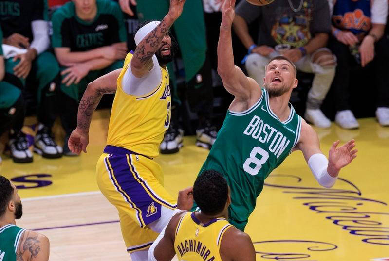 湖人主场大胜凯尔特人,取得四连胜 湖人主场大胜凯尔特人,取得四连胜