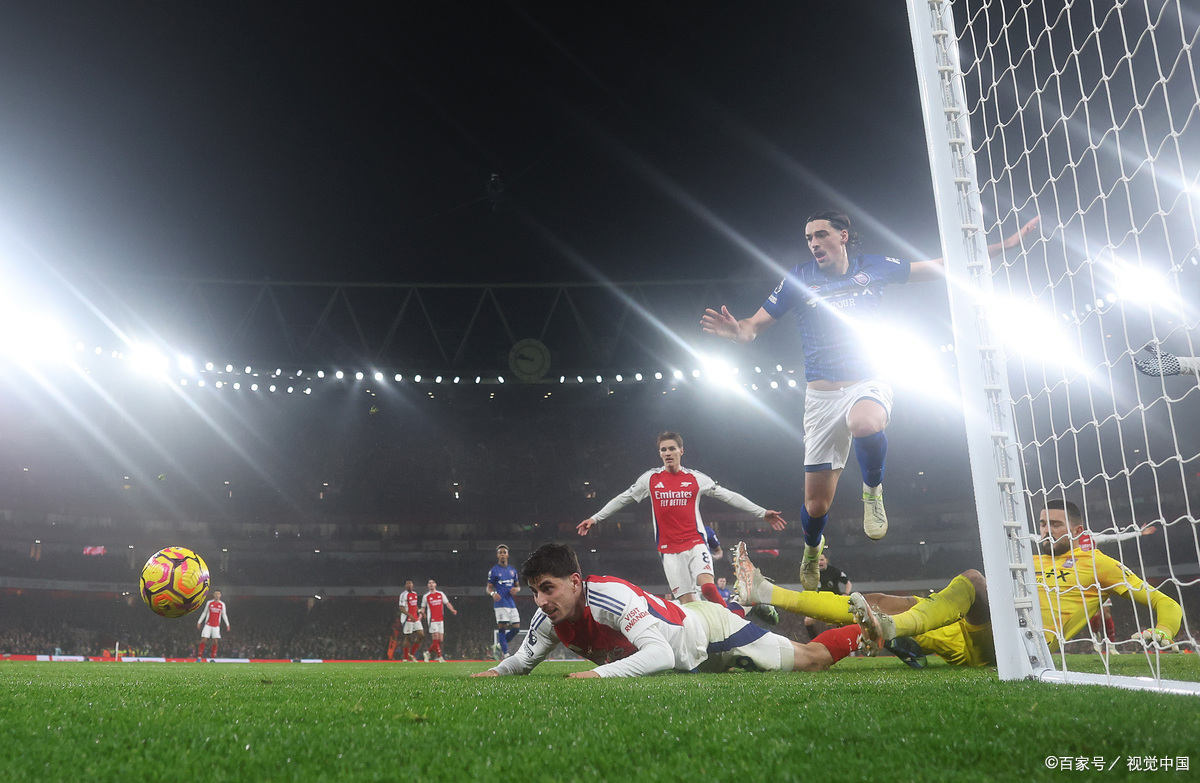 爱游戏网页版-足球比赛场上曲折离奇，冠军之路更陡峭