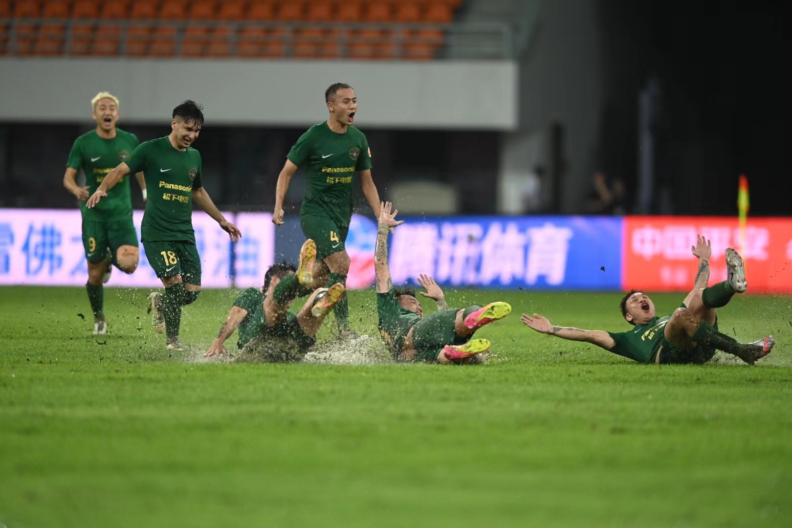 爱游戏官网-中超比赛赛场上的混战，球队实力差距悬殊