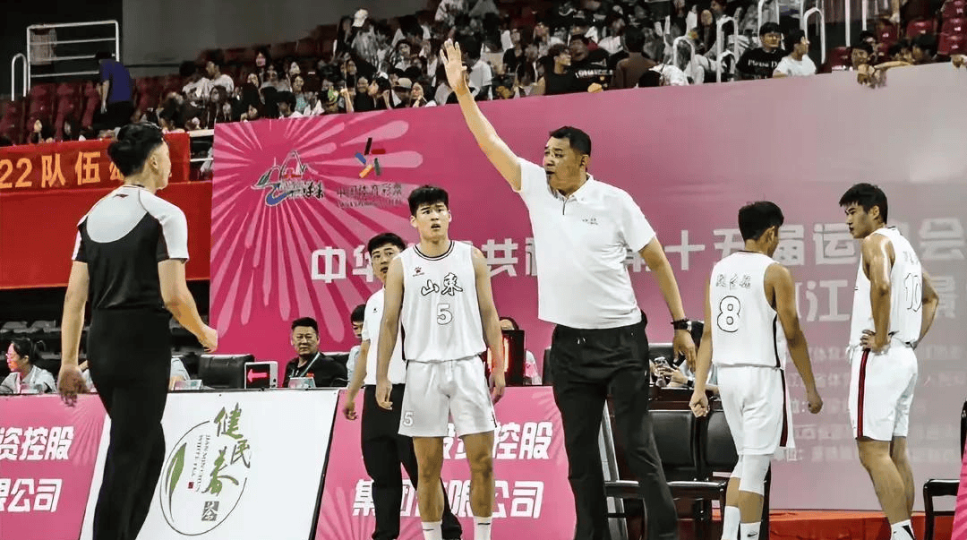 爱游戏登录入口-贝林主教帕克荣获年度最佳教练，球员备战新赛季