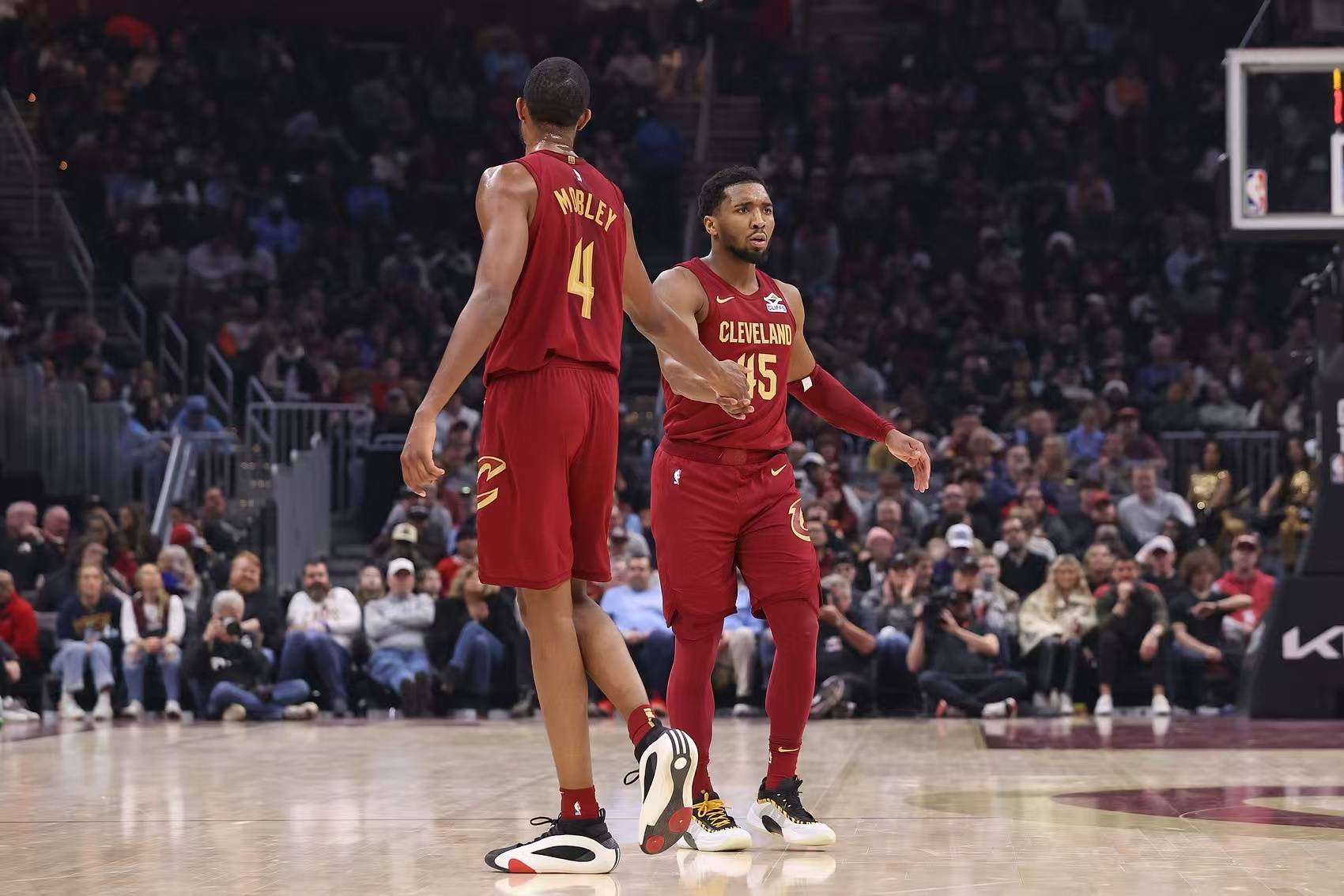 爱游戏官网-骑士再度战胜猛龙，系列赛3：0领先