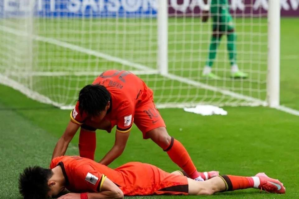 爱游戏app-比赛临近，球员情绪高涨备战紧张