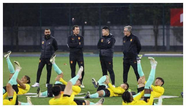 爱游戏官方入口-柏林赫塔球员因伤缺阵，球队备战遇到困难