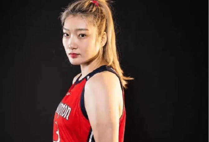 女球员在赛场上勇敢拼搏，斩获佳绩的简单介绍