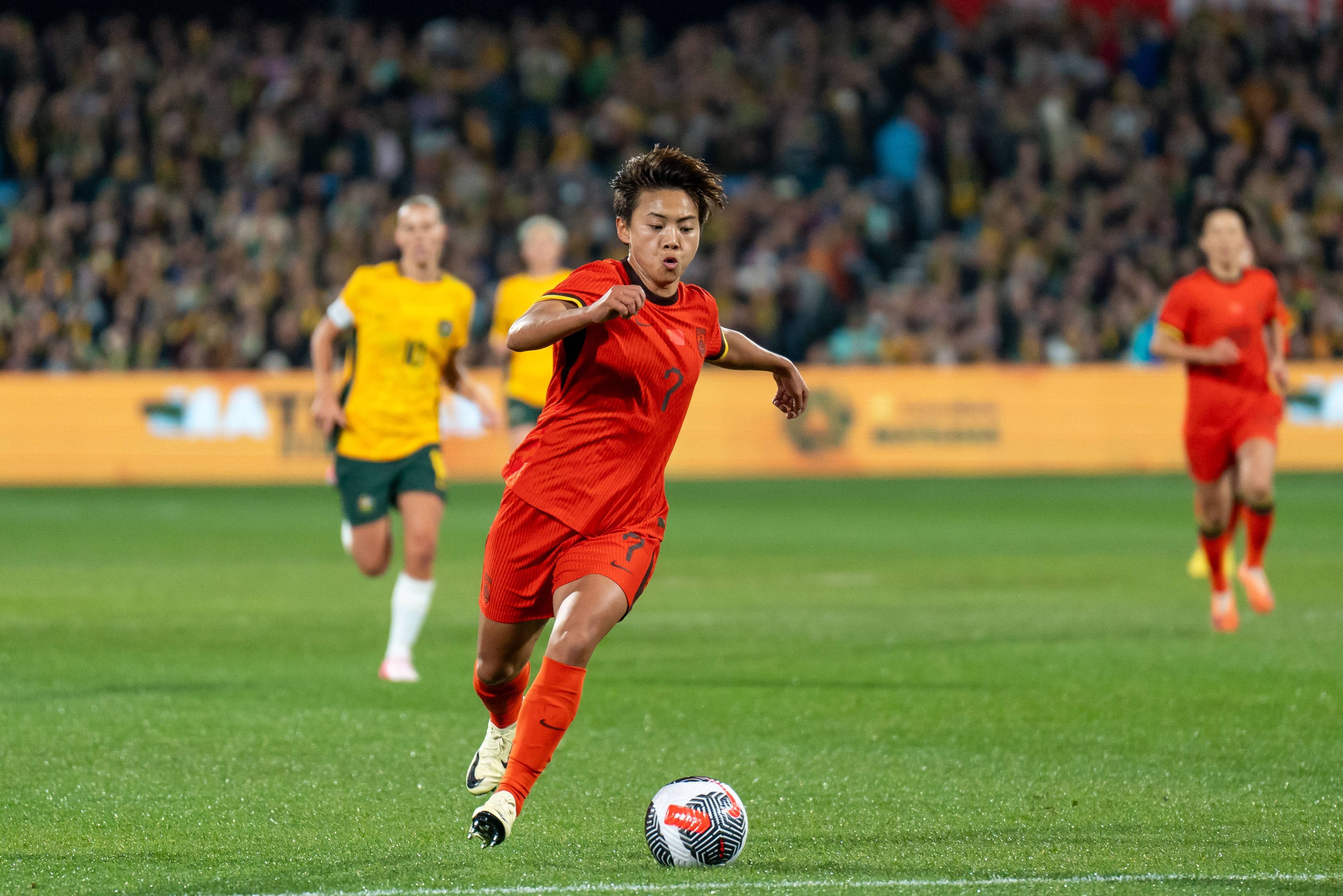 爱游戏官网-女足国家队备战决赛，训练强度明显增加