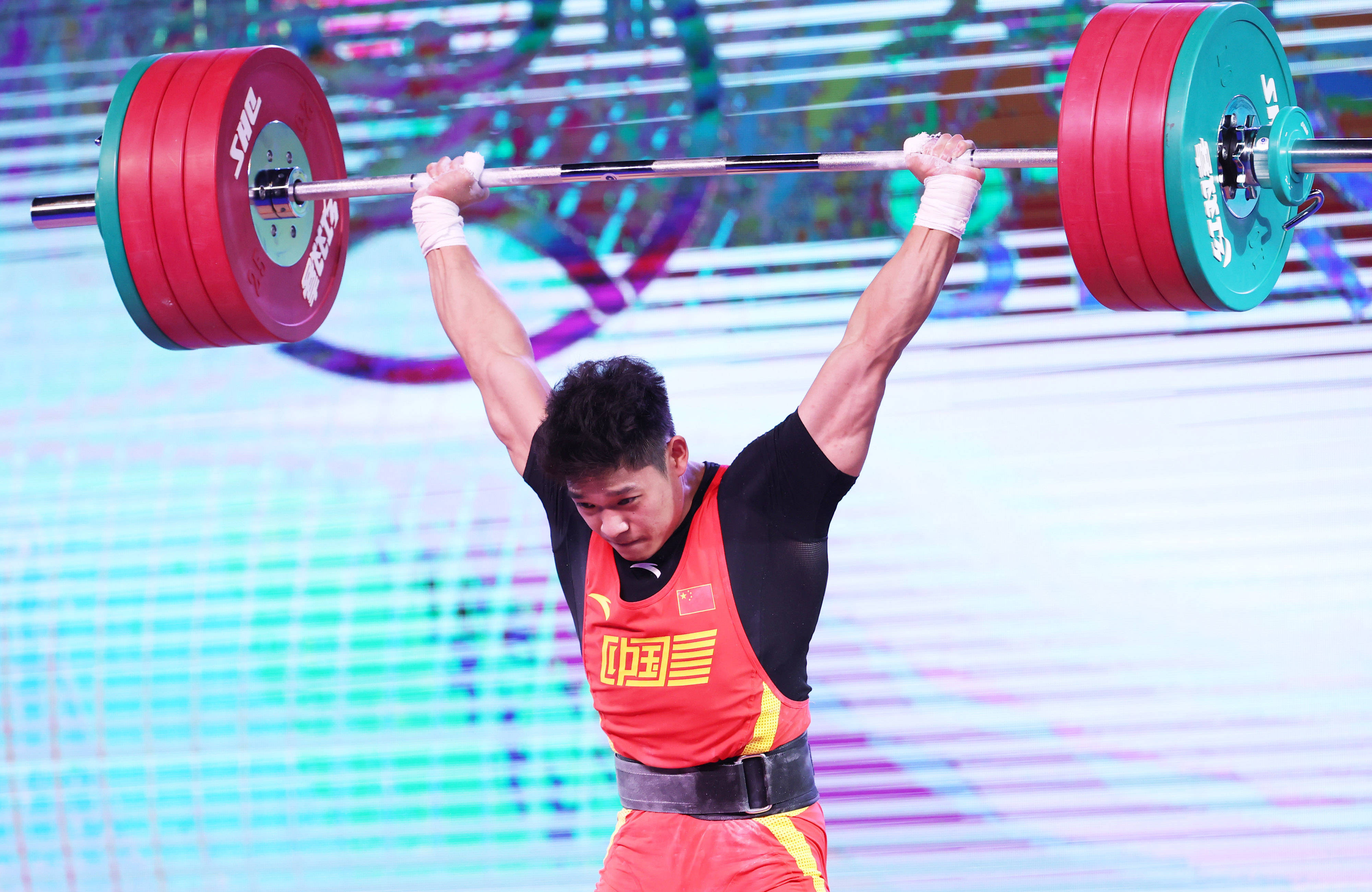 韩国选手在举重比赛中夺得银牌 韩国选手在举重比赛中夺得银牌