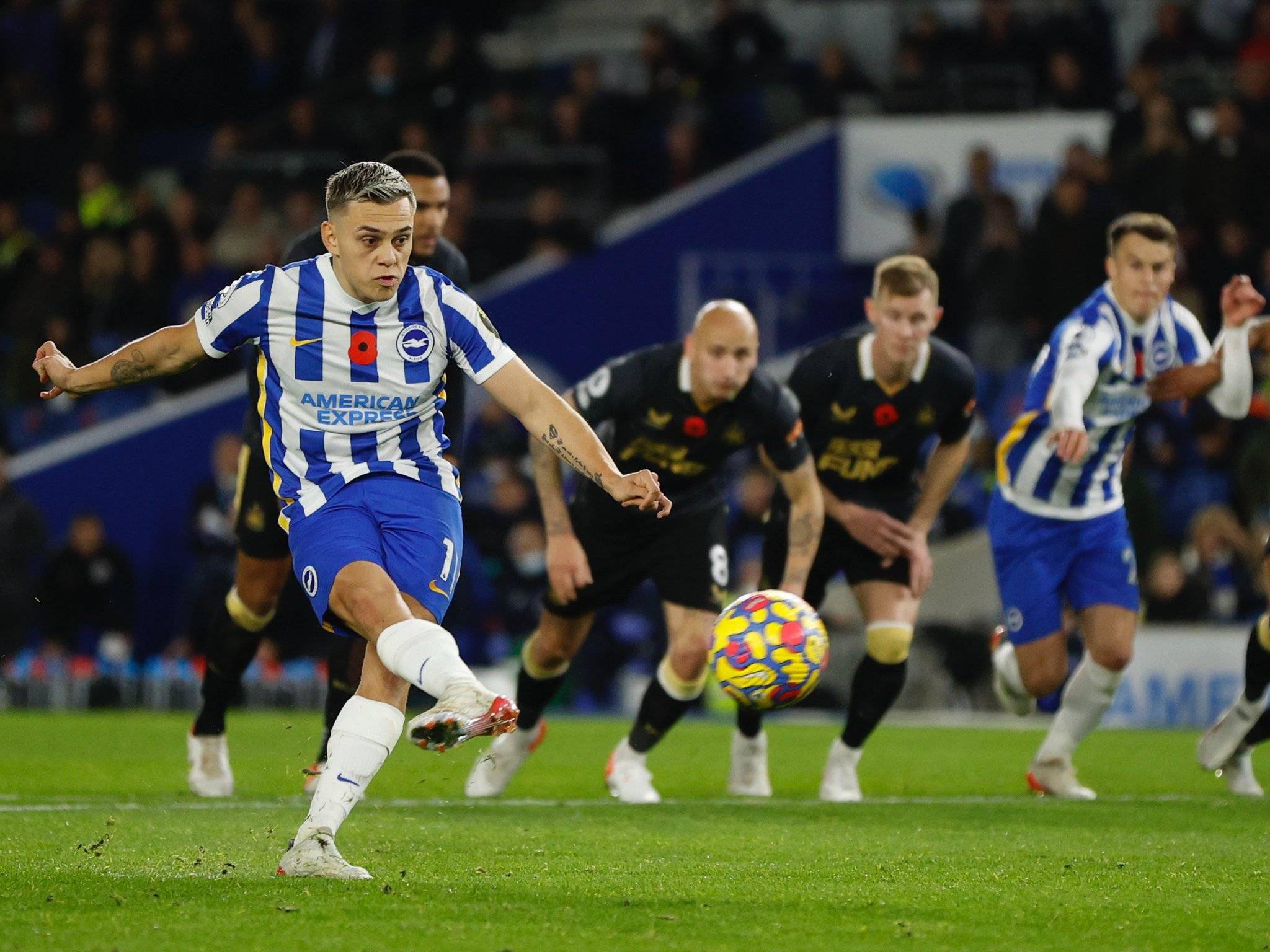 强队遭遇黑马,场上精彩连连 强队遭遇黑马,场上精彩连连