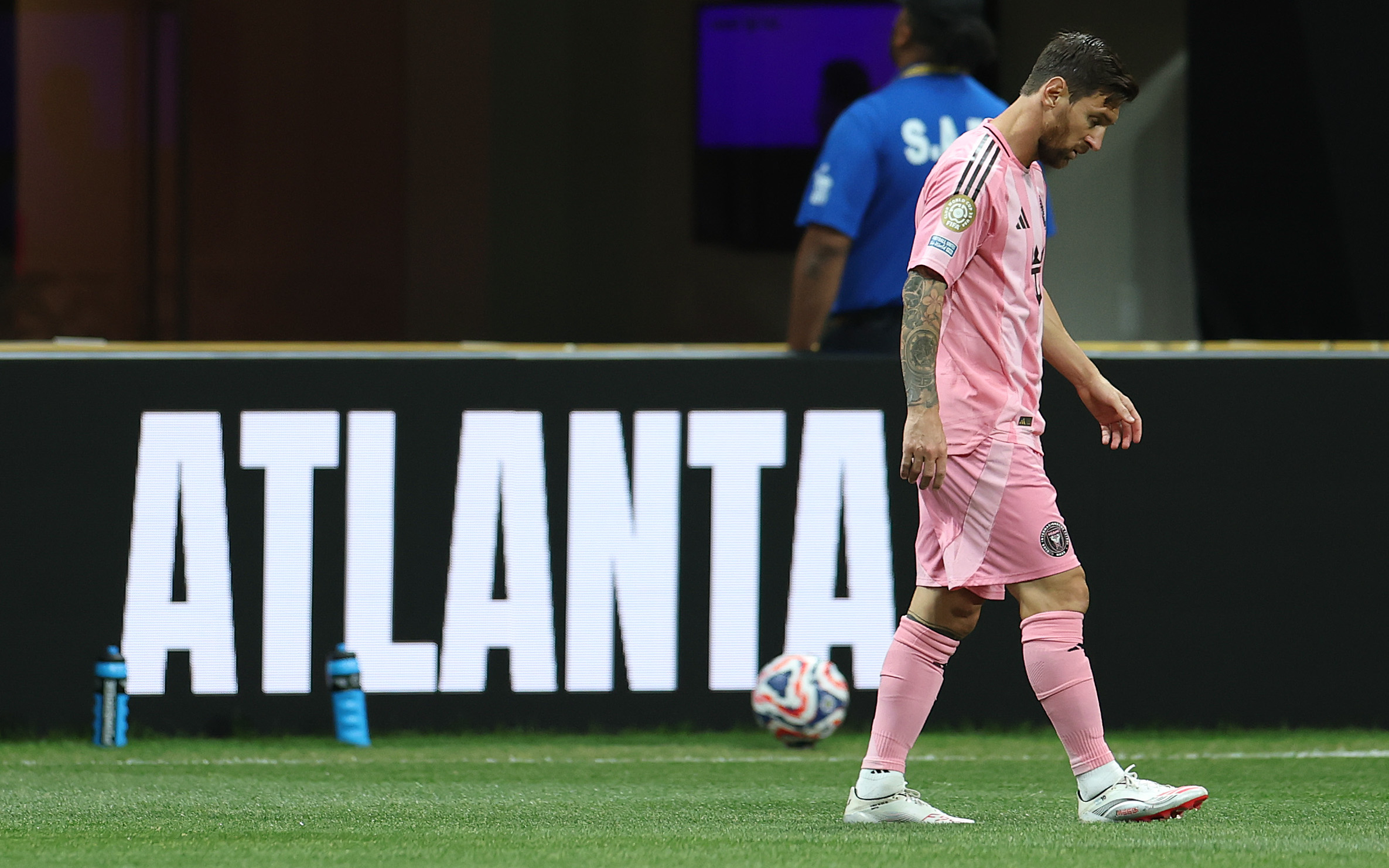 关于巴黎圣日耳曼中场转会传闻不断，未来去向备受瞩目的信息