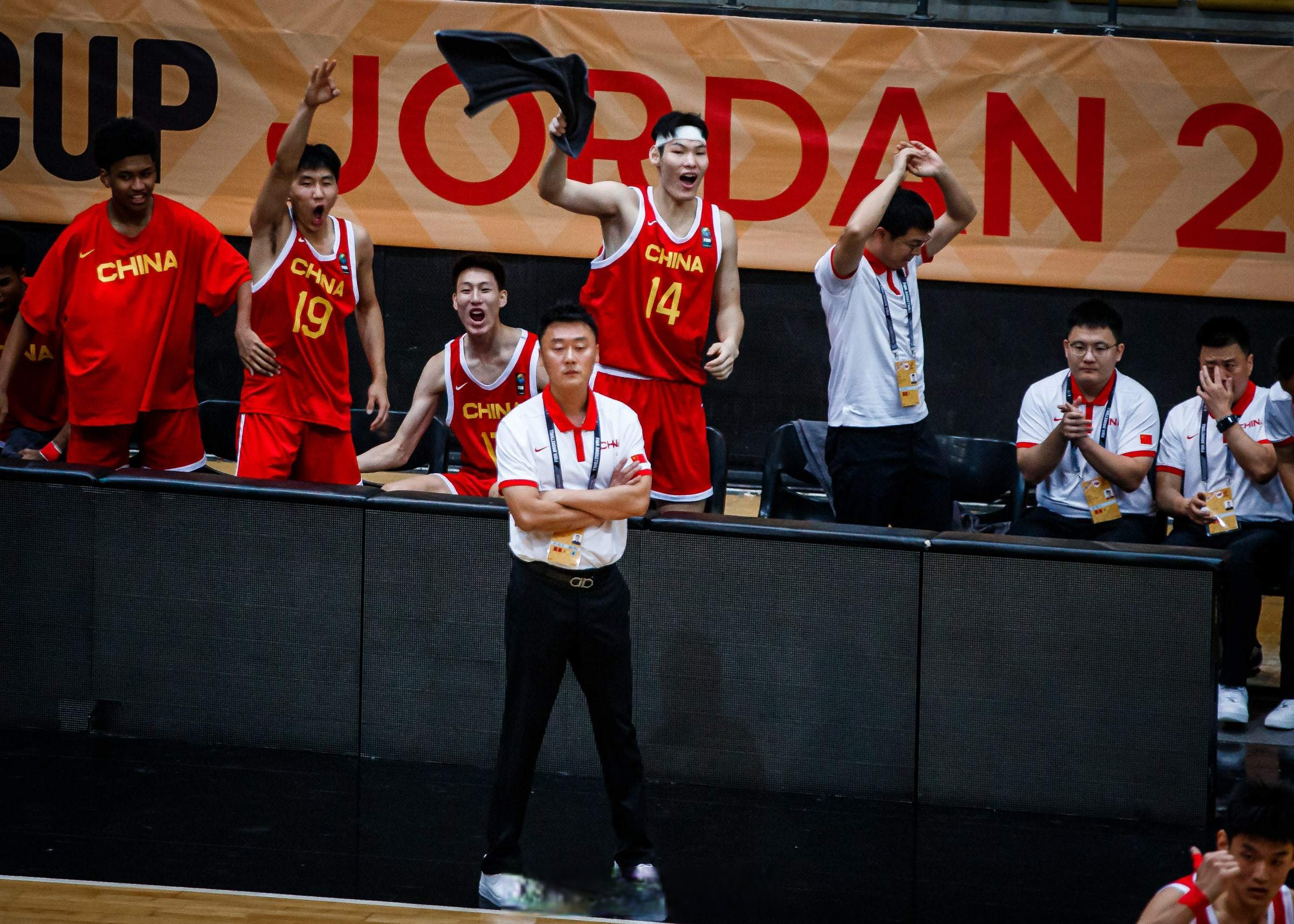 关于篮球赛事再度开启,球员瞬间爆发惊人实力的信息 关于篮球赛事再度开启,球员瞬间爆发惊人实力的信息