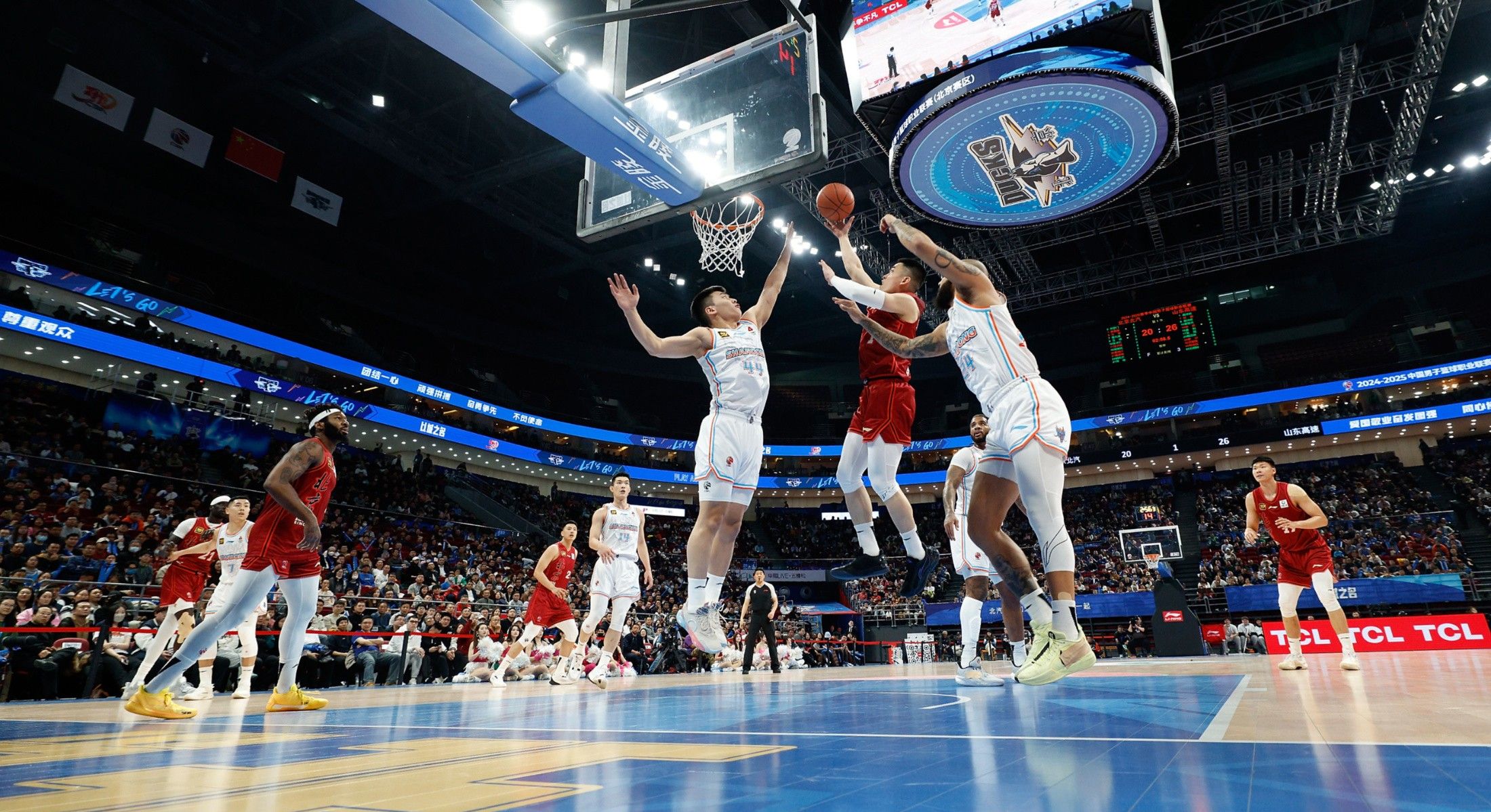 爱游戏体育官网-关于强队对战激情迸发，篮球联赛呈现火爆局面的信息