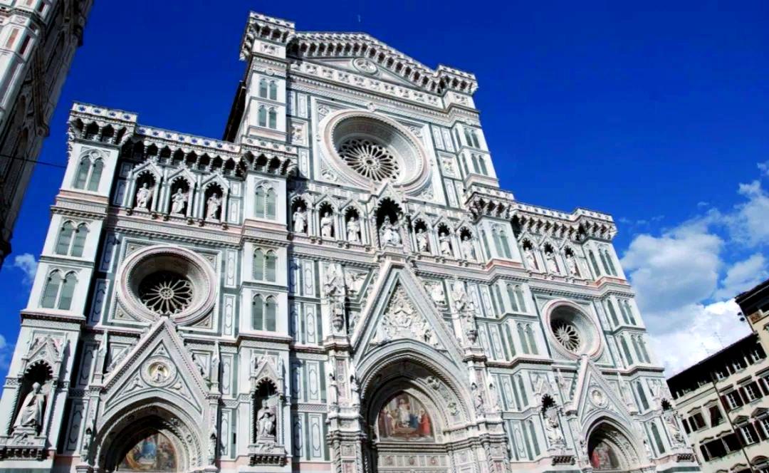 包含佛罗伦萨脱颖而出，摆脱降级威胁的词条