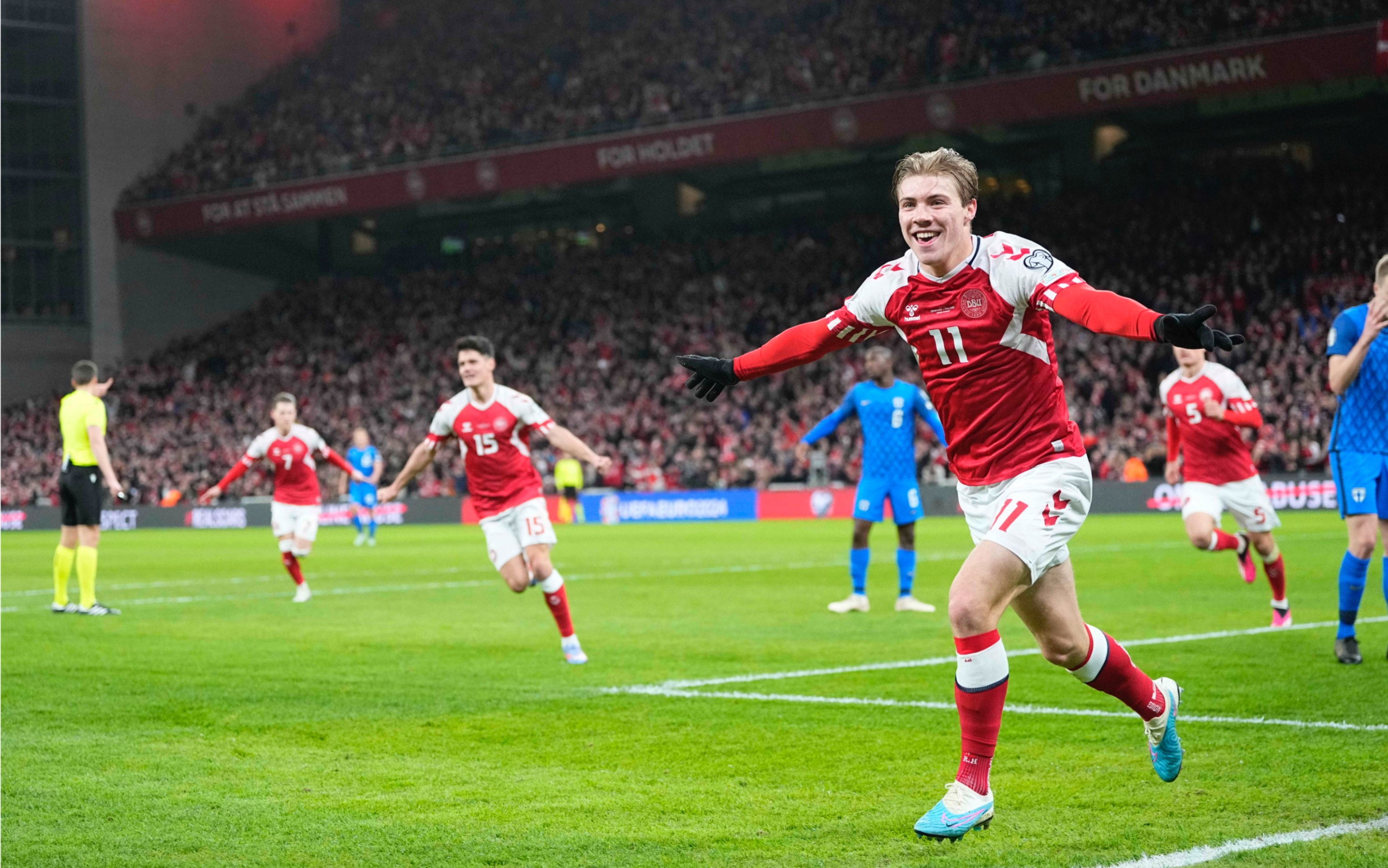 欧预赛赛场上再次掀起一场激动人心的狂欢的简单介绍